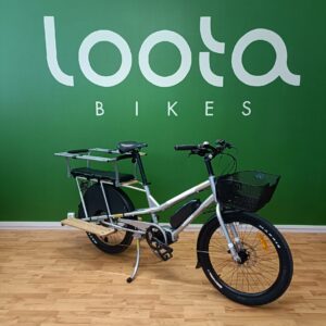 ESITTELYMALLI - Yuba Kombi E5 Pitkäperäinen Tavarapyörä sis Family pack- varustepaketin ja korin (Hopea)